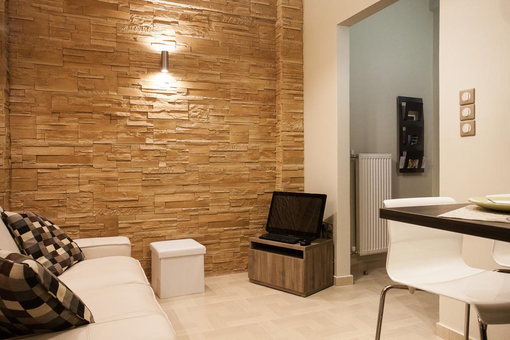 Elegant And Safe Gold And Blue Walk To Acropolis Apartment